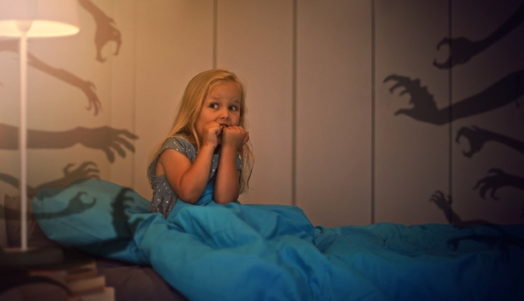 کودکی که به خاطر ترسیدن از لولو نمی‌تواند بخوابد