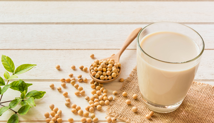 شیر سویا جایگزین شیر گاو برای کودکان حساس به شیر گاو