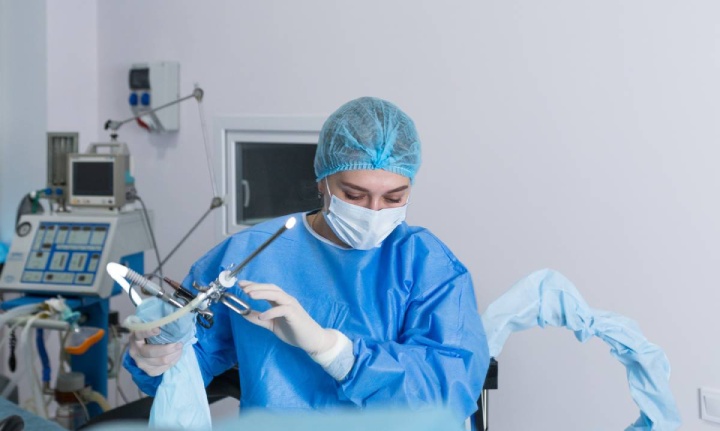 پزشک در حال انجام هیستروسکوپی