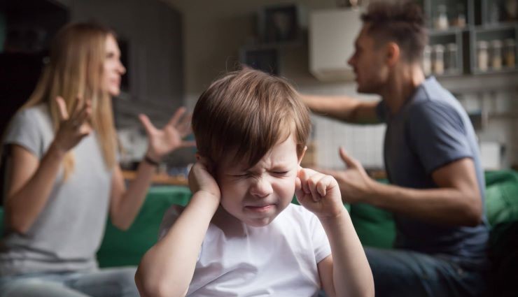 دعوای پدر و مادر مقابل کودک که باعث آزار و ترس او می‌شود