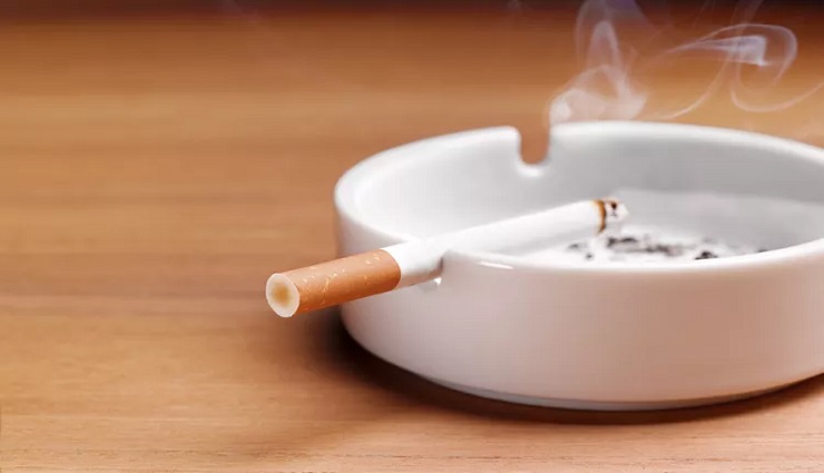 از بین بردن بوی سیگار ـ سیگار روشن در جاسیگاری