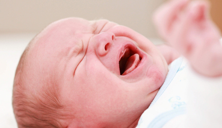 گریه نوزاد به دلیل درد ناشی از کولیک