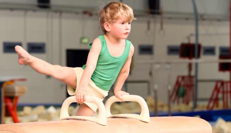 ژیمناستیک کودک ـ کودک در حال انجام حرکت روی خرک
