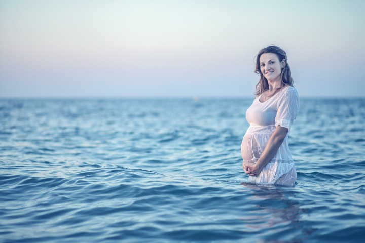 نکات مهم برای شنا در بارداری ـ زنی در دریا