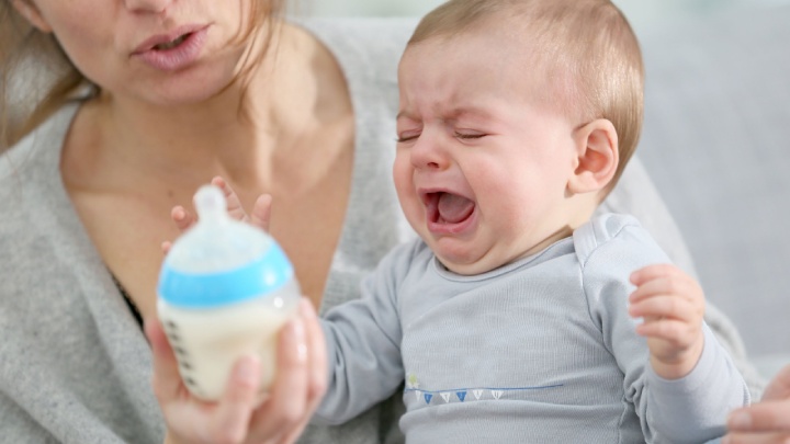 گریه نوزاد به خاطر خوردن شیر فاسد