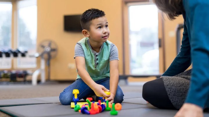 بازی‌کردن پسربچه با درمانگر- مزایای بازی درمانی