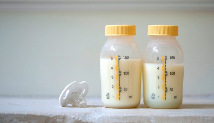 شیر دوشیده‌شده داخل شیشه - آیا شیر مادر فاسد میشود