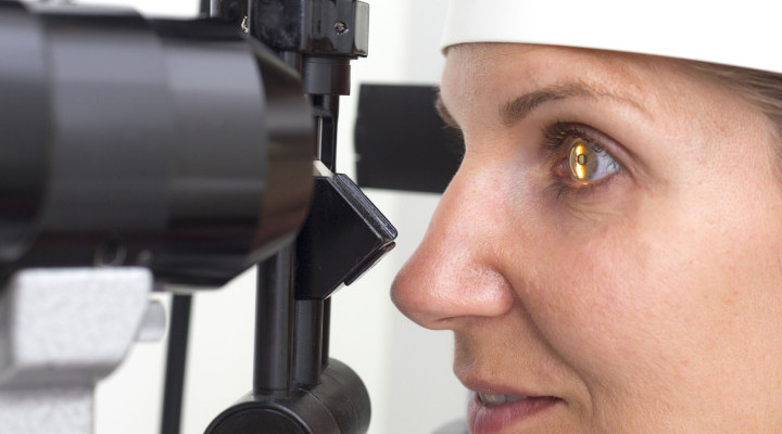 معاینه چشم برای تشخیص سکته چشمی