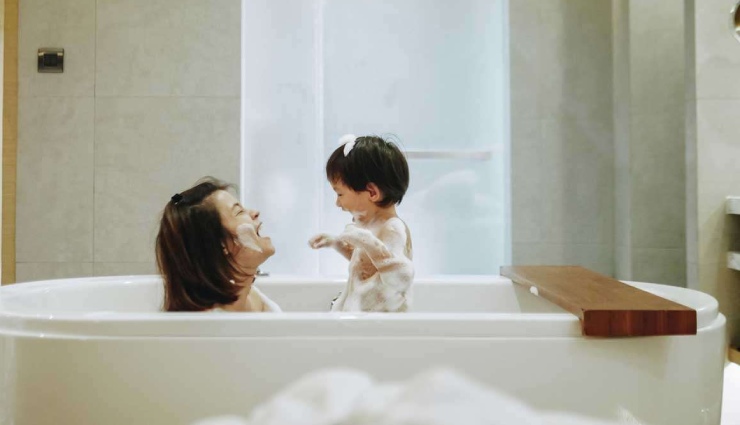 حمام‌کردن مادر و کودک