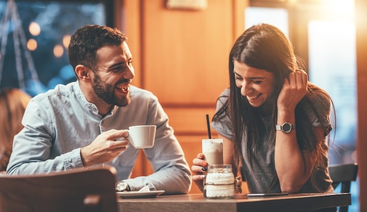 نکات طلایی برای قرار اول ـ زنی و مردی خندان در قرار عاشقانه