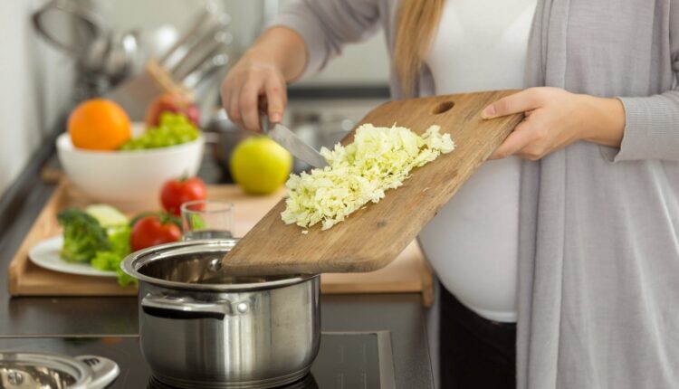 از همان ماه اول بارداری باید رژیم غذایی مناسب را رعایت کنید