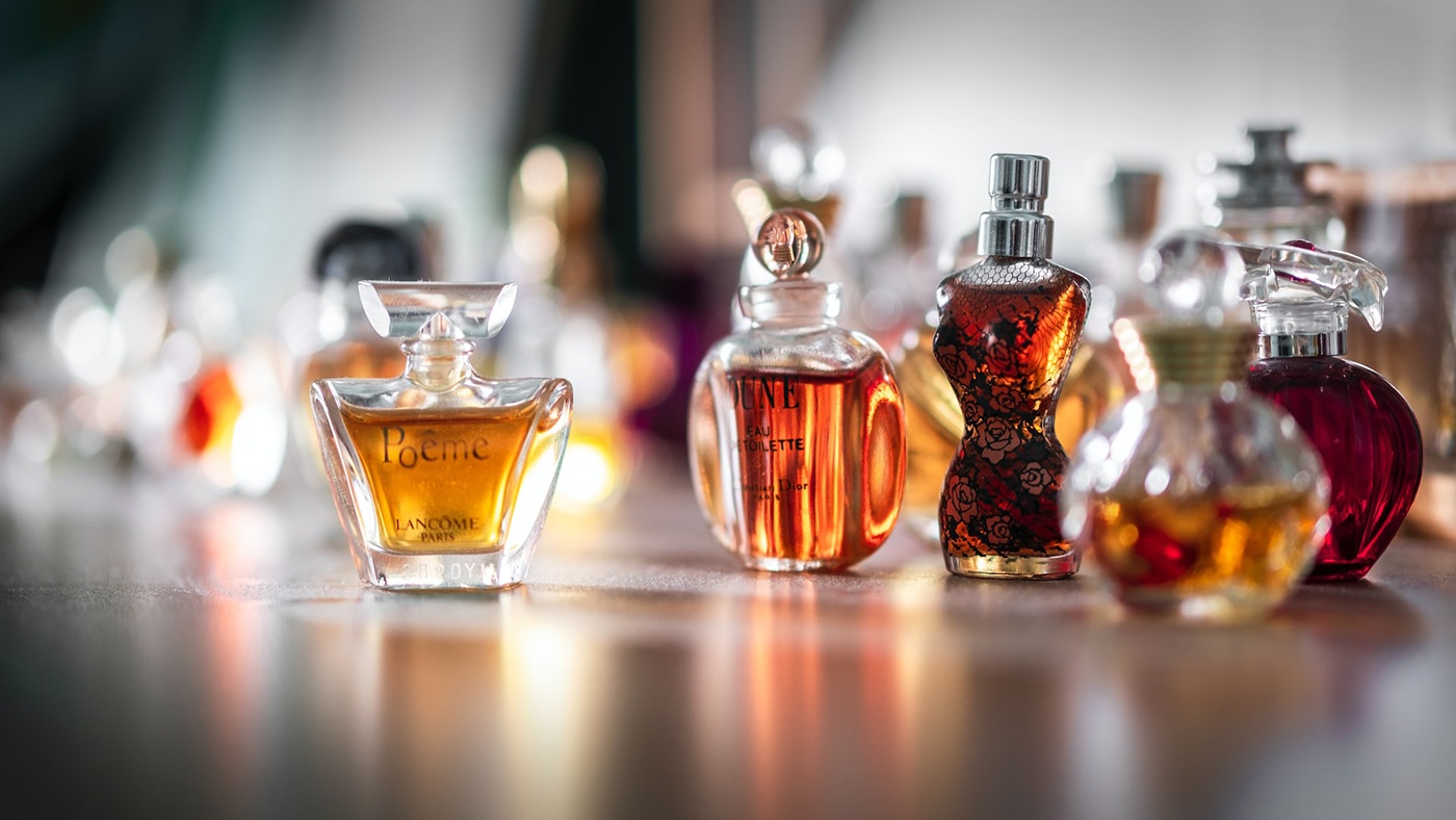 معرفی 15 تا از بهترین عطرهای پاییزی زنانه | راز داشتن پاییزی خوشبو!