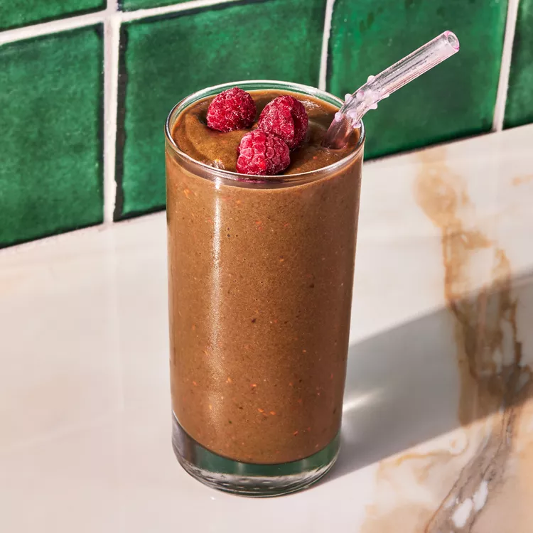 anti inflammatory raspberry spinach smoothie hero 805 090b46db69204a29b0580af1fe33bec2