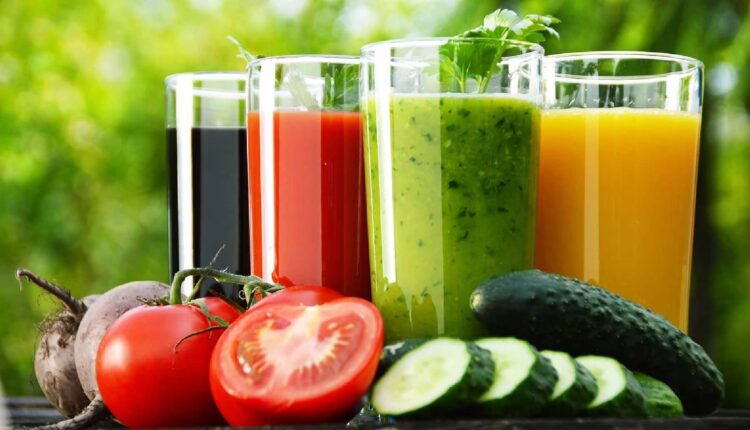 آبمیوه های طبیعی و برش خیار گوجه