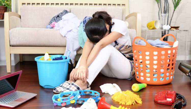 خسته شدن زد در خانه با اسباب بازی های بچه ها