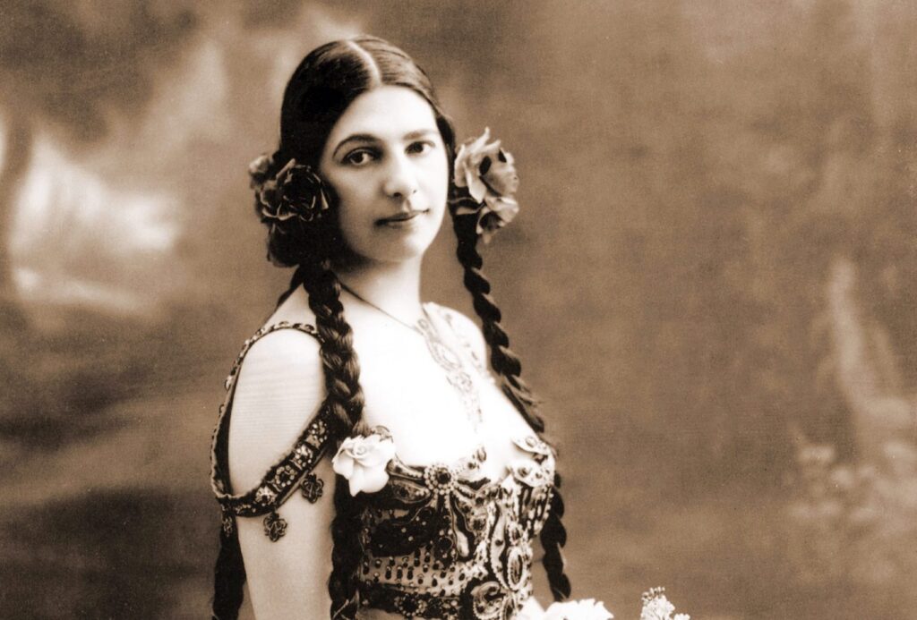 Margaretha Geertruida Zelle dite Mata Hari (1876-1917) danseuse hollandaise et espionne pour l'Allemagne, posant pour une publicite vers 1900. Elle porte des sous vetements fournis par Cadolle (rue Cambon a Paris) --- Margaretha Geertruida Zelle called Mata Hari (1876-1917) dutch dancer and spy for the Germany, posing for an advert c.1900, she's wearing underwear by Cadolle