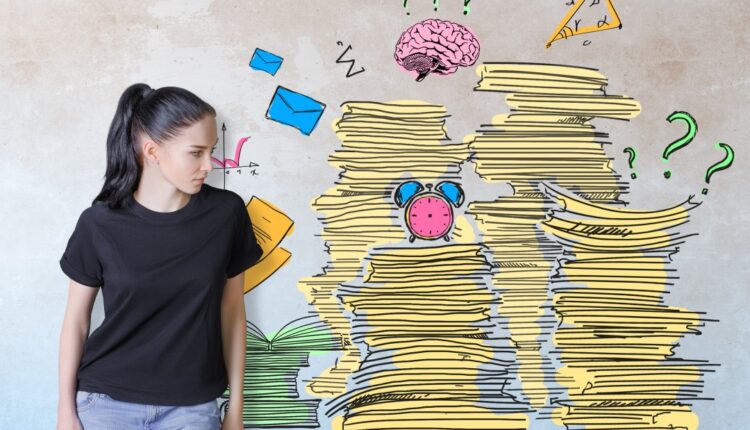نگاه دختر به نقاشی کارهای باقیمانده روی دیوار