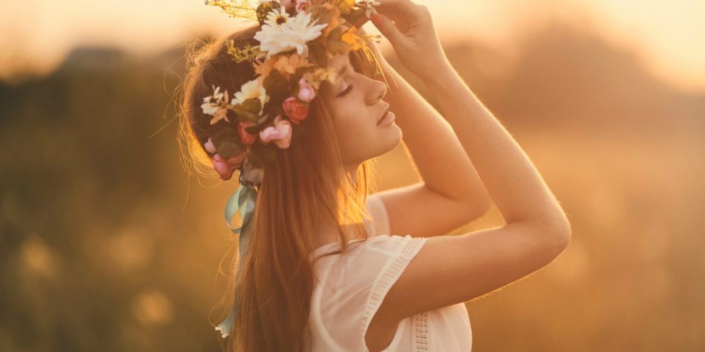زن در دشت با تاج گل روی سر و چشم بسته