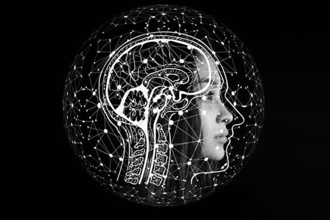 امواج دور مغز زن در پس زمینه مشکی