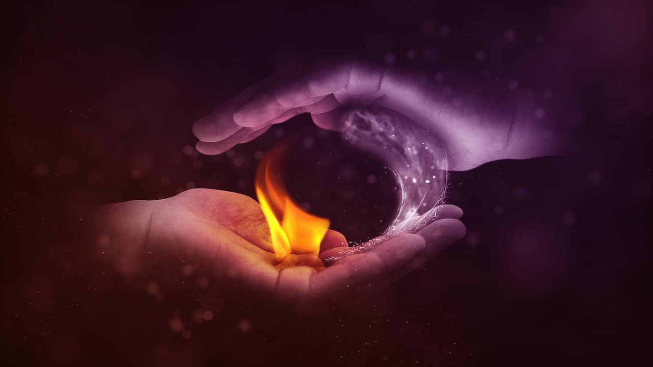 یین و یانگ به شکل آب و آتش بین دست ها