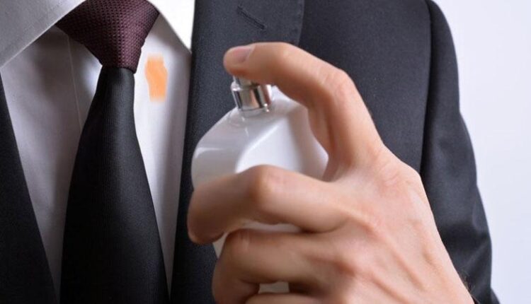 از بین بردن لکه عطر روغنی از روی لباس