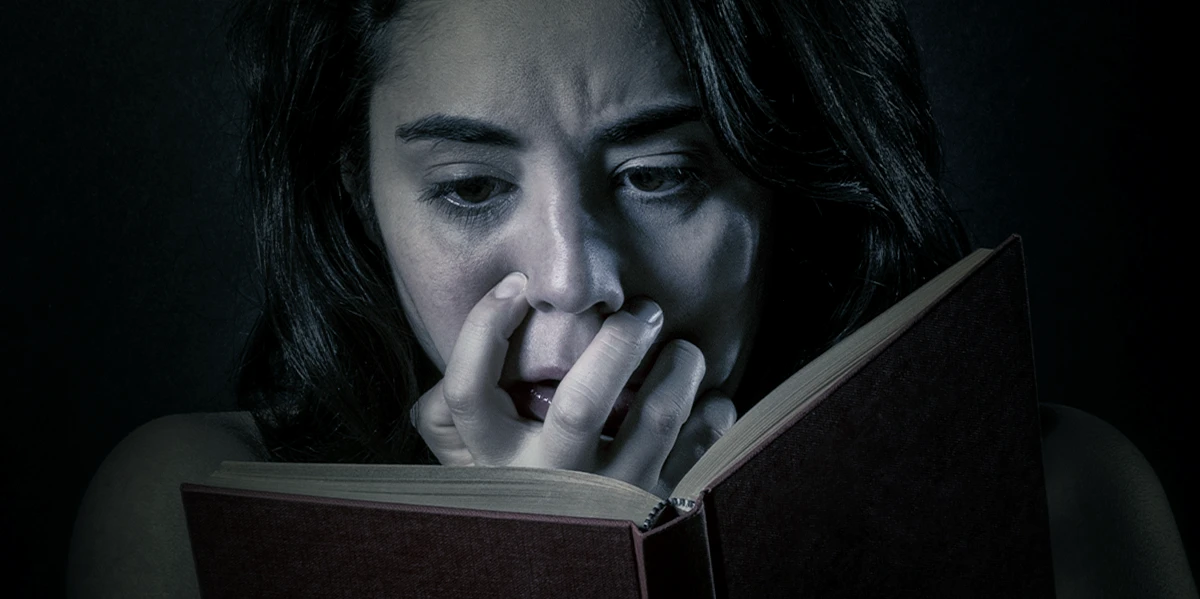 ترس زن از خواندن کتاب با دست روی دهان