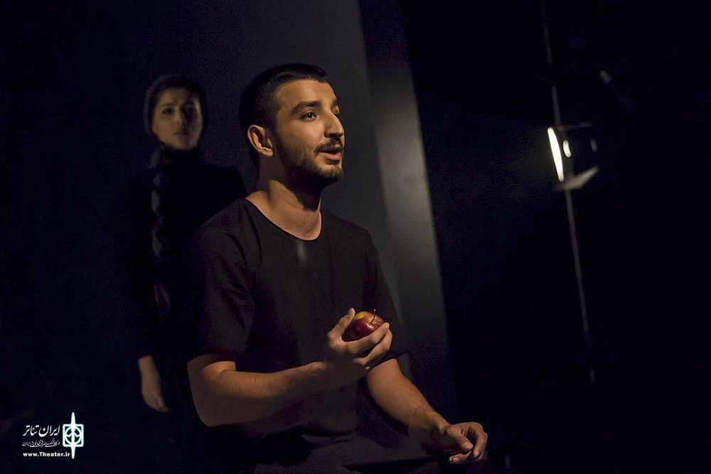 سینا ساعی در اجرای تئاتر هملت