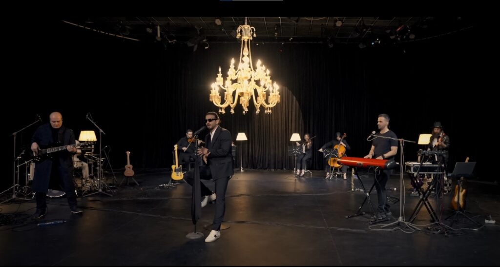 سینا ساعی در اجرای تصویری دژاوو